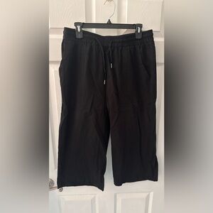 Woman’s Black Capri Linen Pants